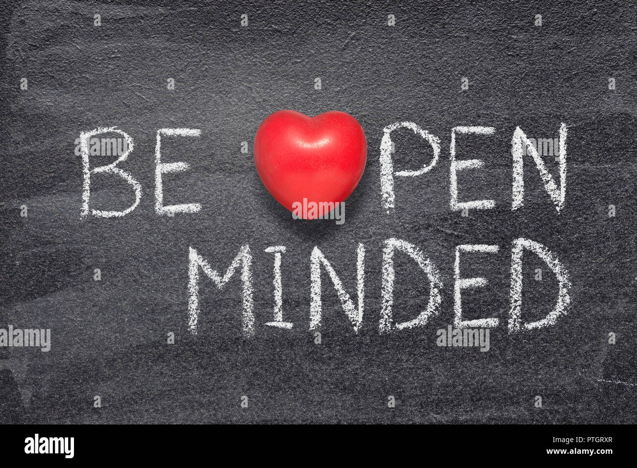 Essere open-minded frase manoscritta su lavagna con cuore rosso simbolo invece di o Foto Stock
