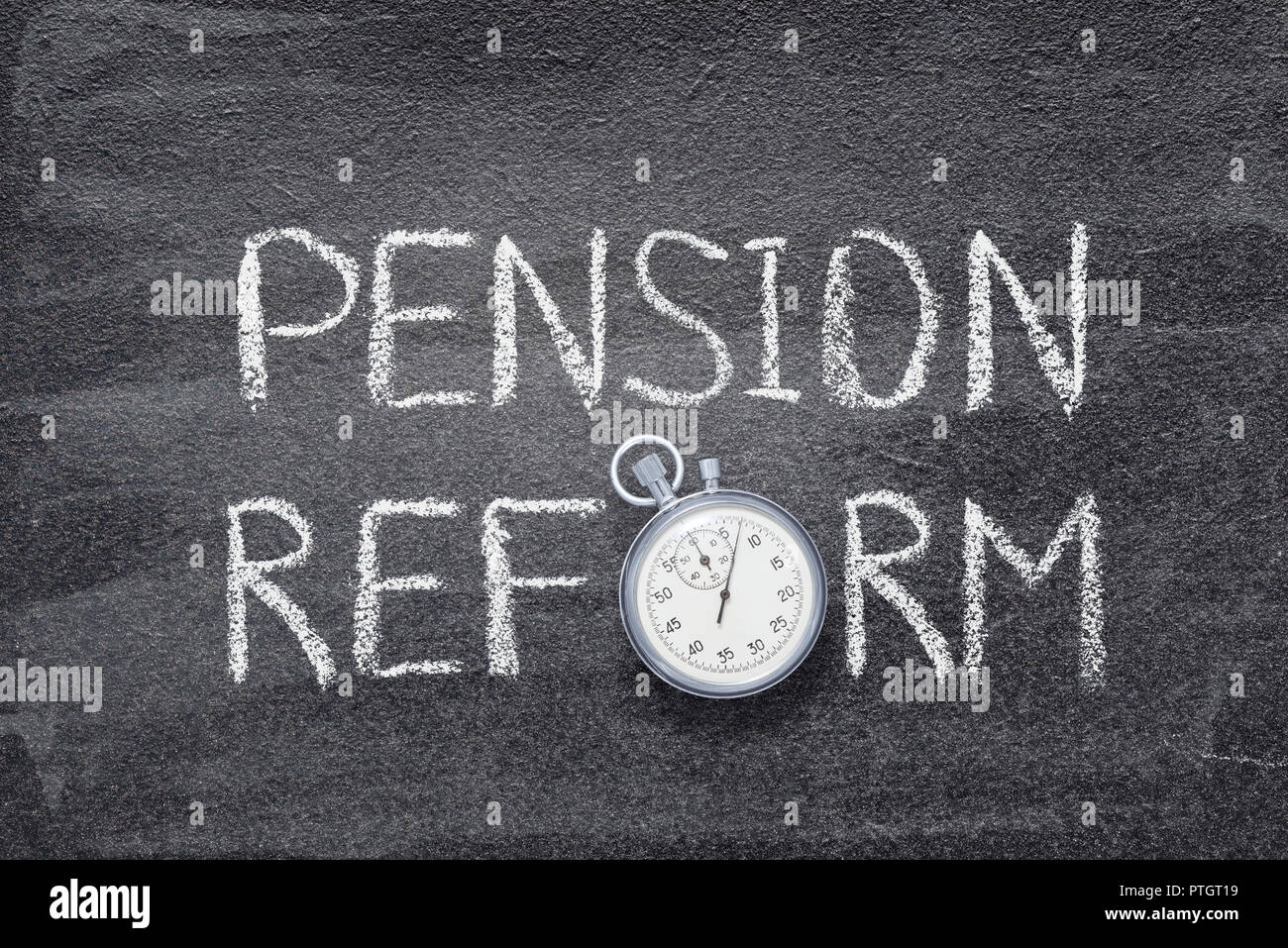 La riforma delle pensioni la frase scritta sulla lavagna con vintage cronometro usati al posto di o Foto Stock