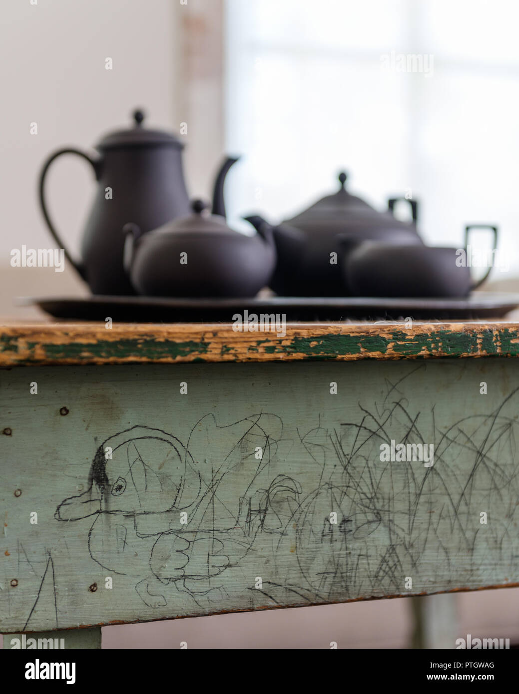 1920's basalto nero servizio da tè dal Wedgwood sul tavolo rustico Foto Stock