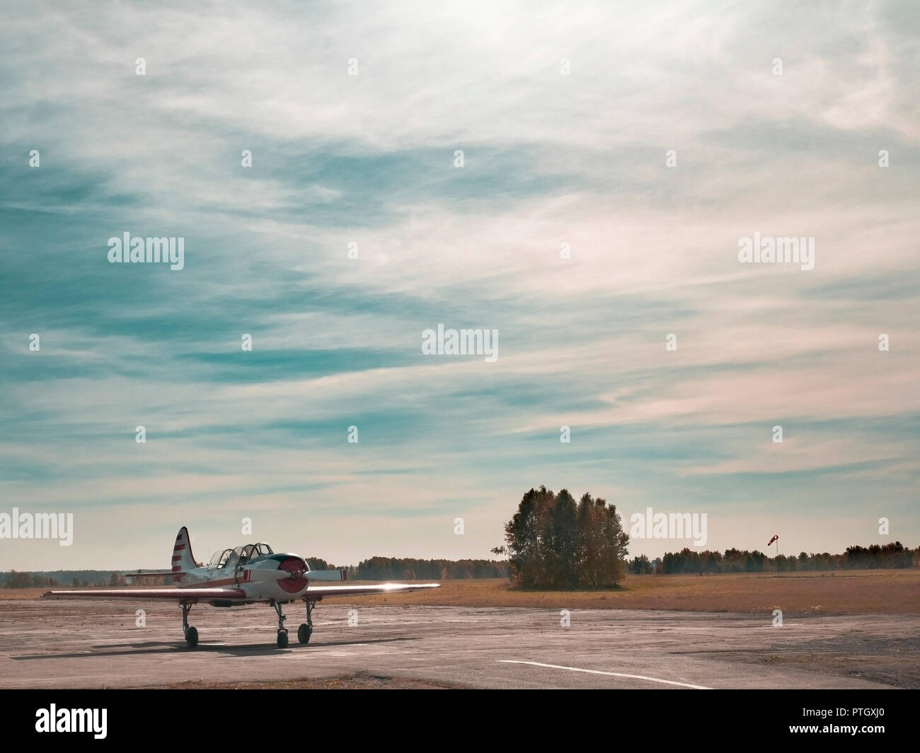 Vista del velivolo on Grassy airfield close up; piano classico di rullaggio per il decollo sulla pista; formazione del volo acrobatico di oldschool aeromobili; agire per il tempo libero Foto Stock