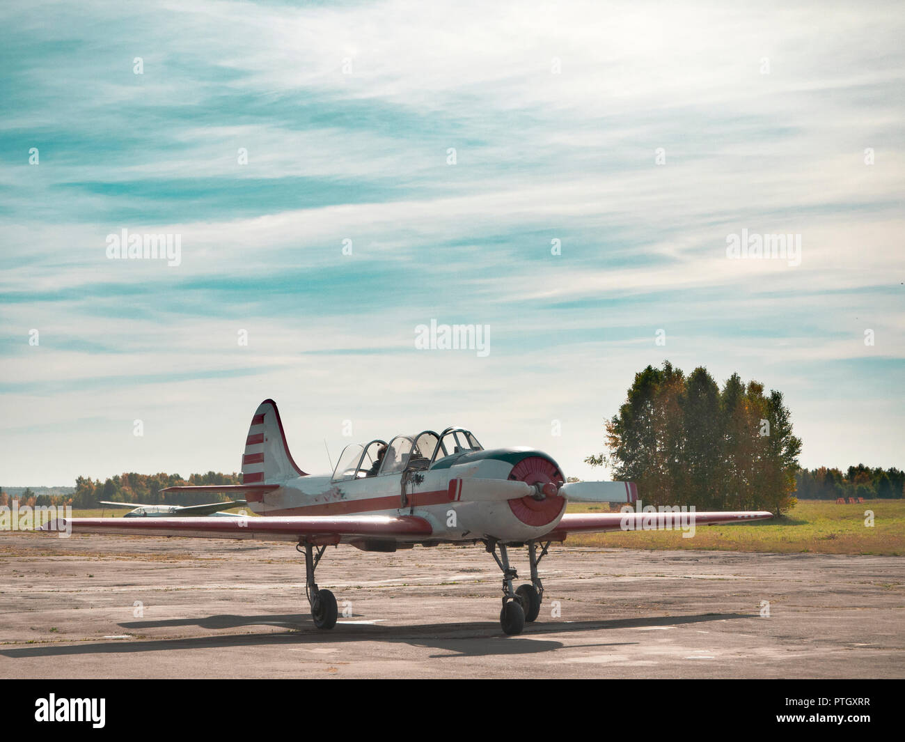 Vista del velivolo on Grassy airfield close up; piano classico di rullaggio per il decollo sulla pista; formazione del volo acrobatico di oldschool aeromobili; agire per il tempo libero Foto Stock