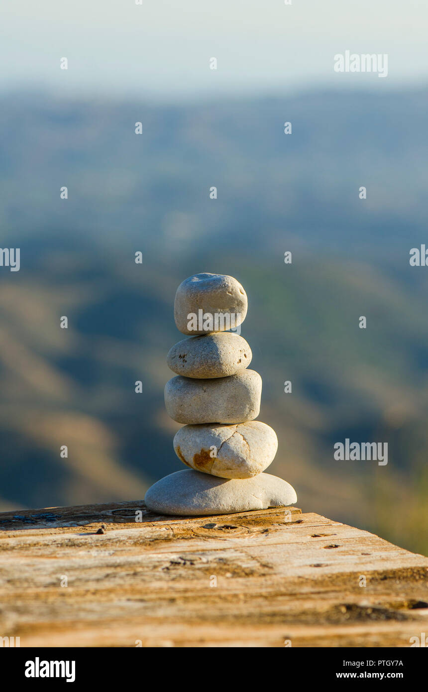 L'uomo-struttura fatta di pietre Zen bilanciamento, in montagna. Foto Stock