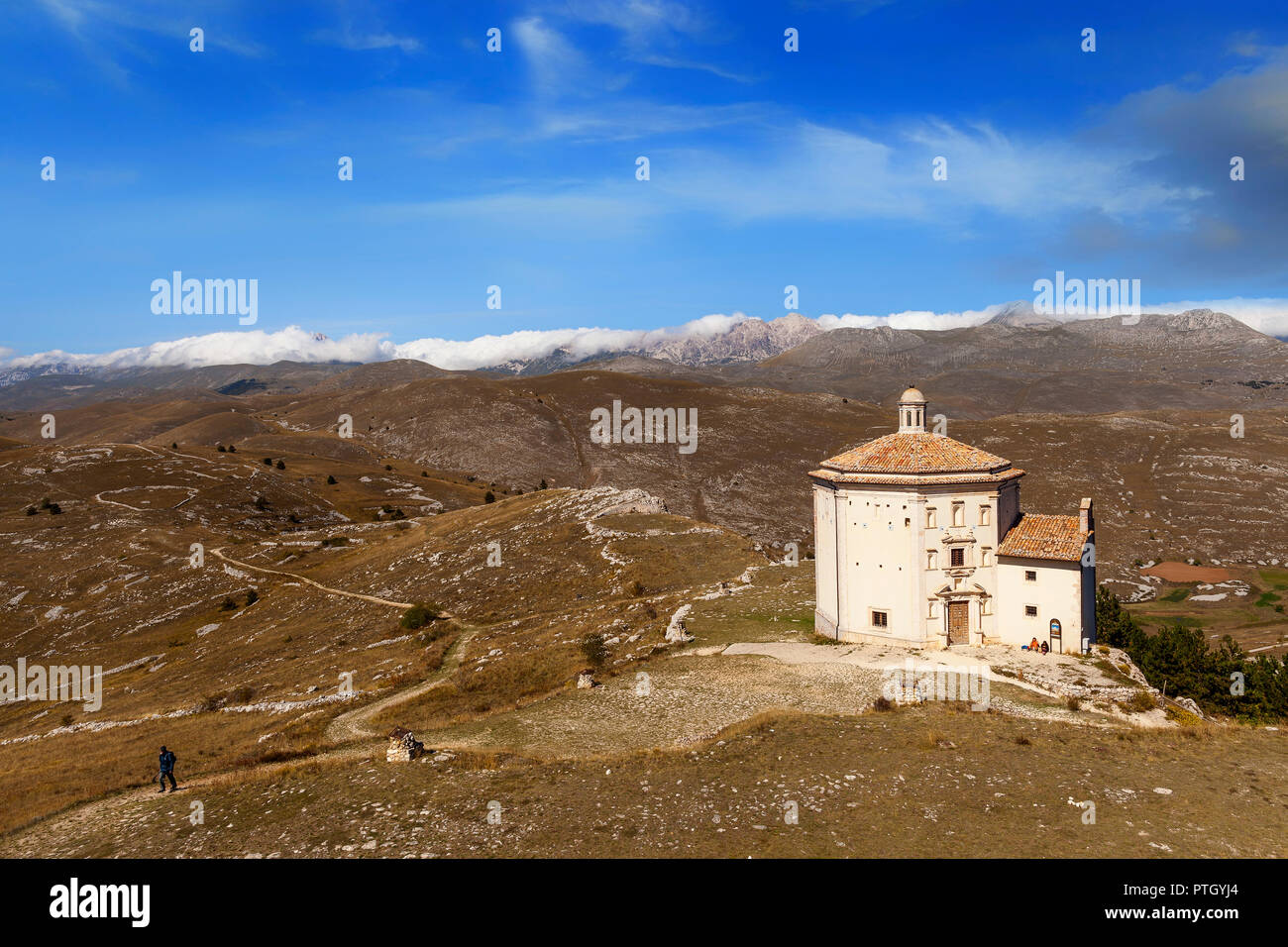 Santa Maria della Pietà accanto al decimo secolo Rocca Calascio, una cima rocca in provincia di L'Aquila in Abruzzo, Italia. Foto Stock