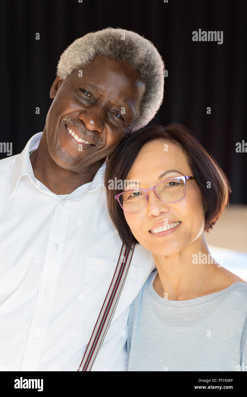Ritratto sorridente, affettuosa Coppia senior Foto Stock