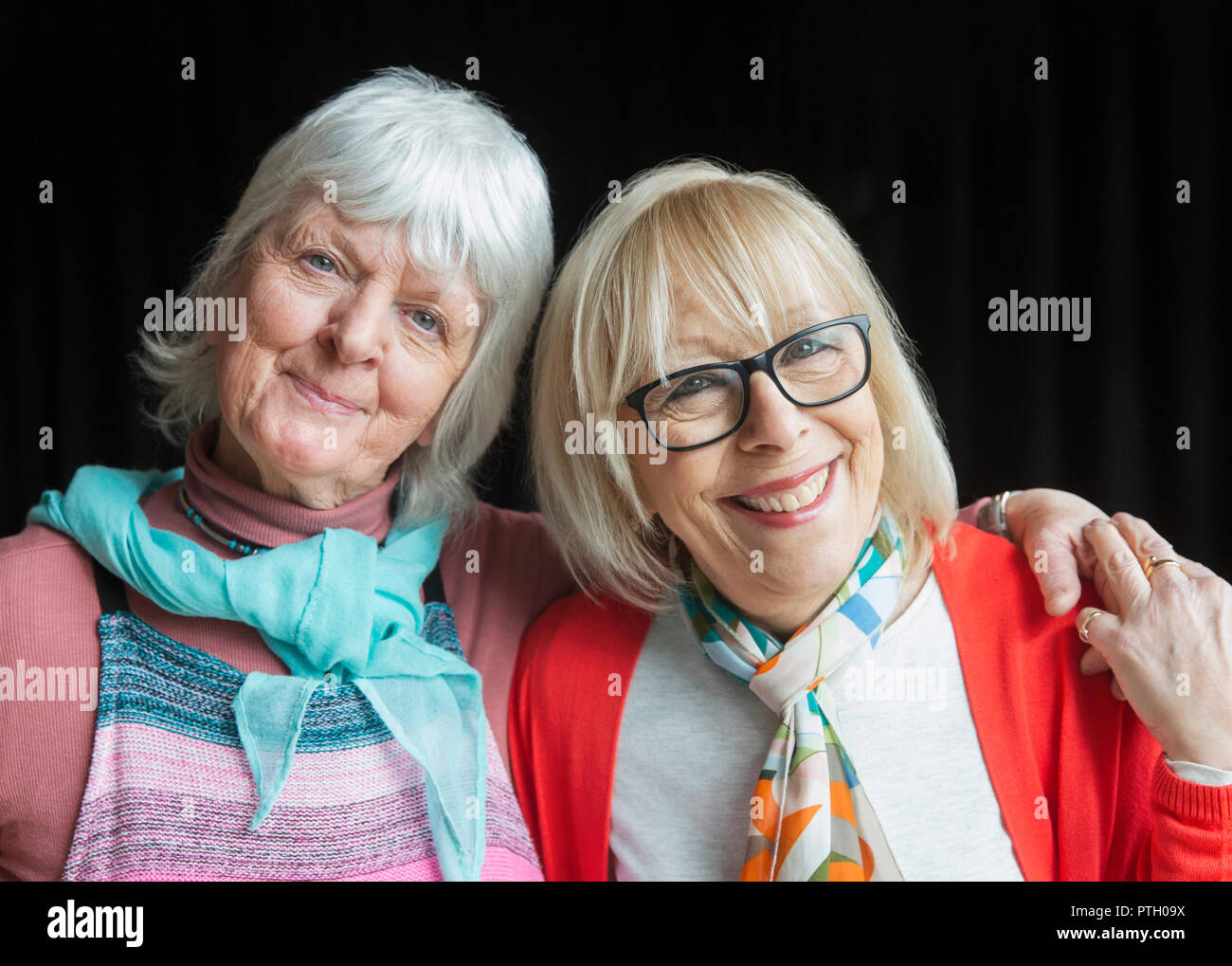 Ritratto sorridente, fiduciosi le donne anziane amici Foto Stock