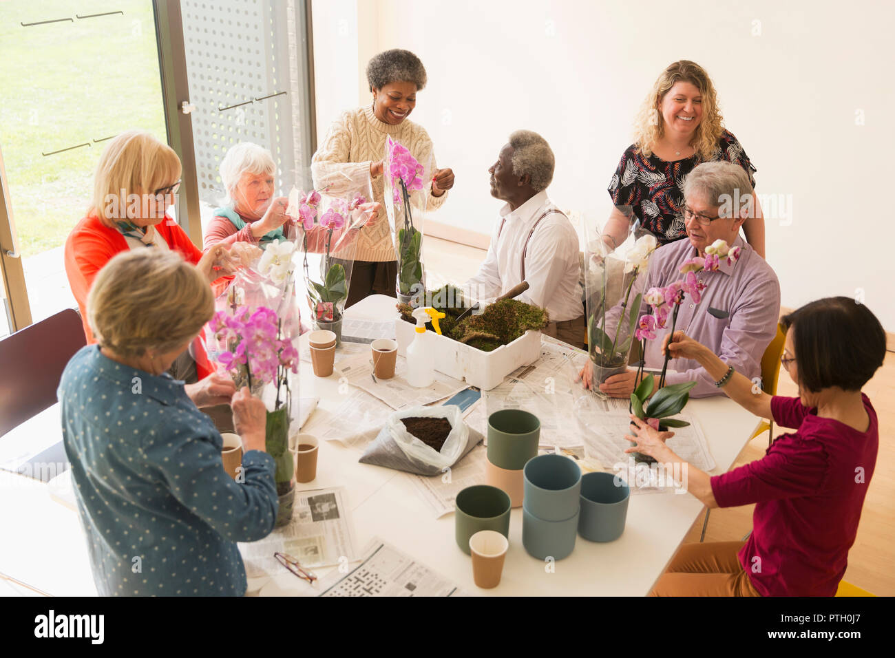 Active seniors godendo di decorazione floreale di classe Foto Stock