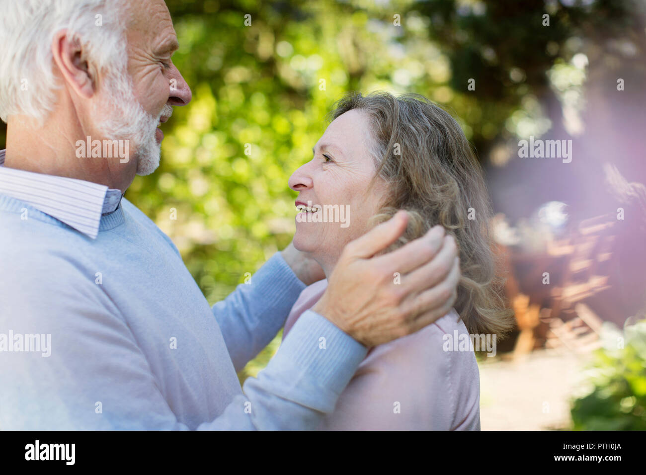 Affettuosa coppia senior avvolgente Foto Stock