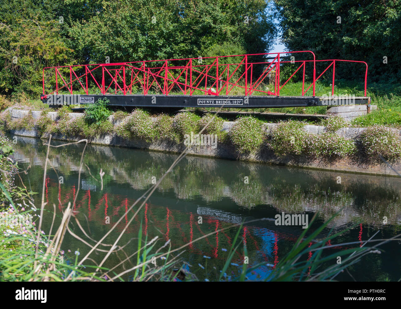 Poyntz Swing Bridge sul canale navale di Chichester a Chichester, West Sussex, Inghilterra, Regno Unito. Foto Stock