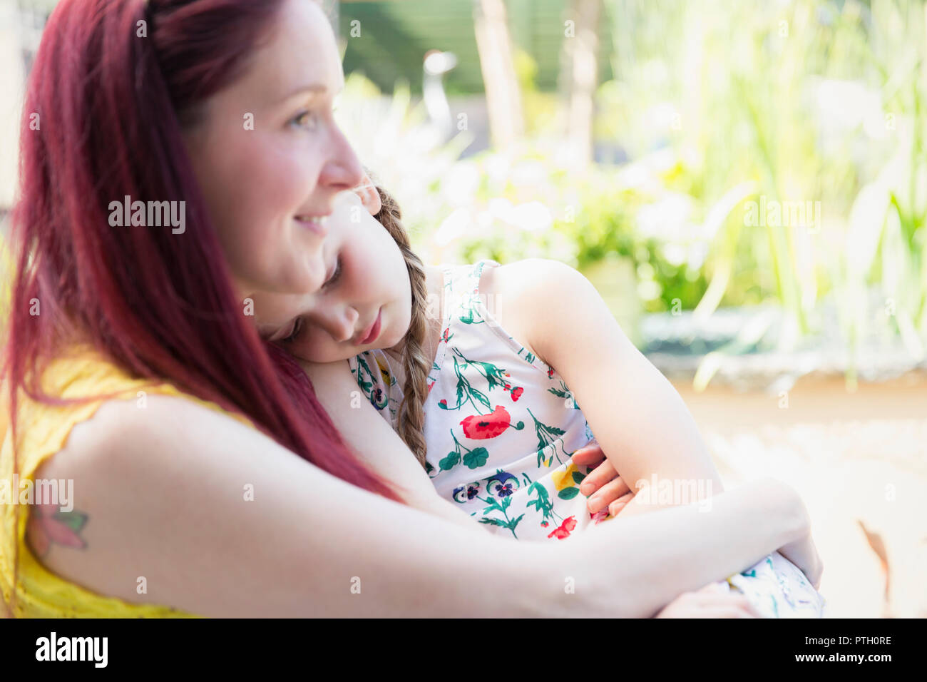 Affettuosa madre figlia di contenimento Foto Stock