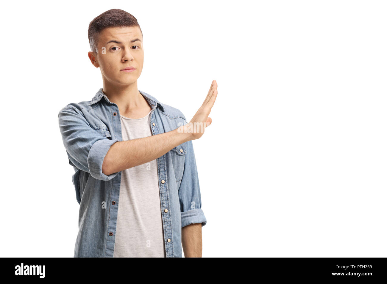 Giovane maschio gesticolando stop con la sua mano isolati su sfondo bianco Foto Stock