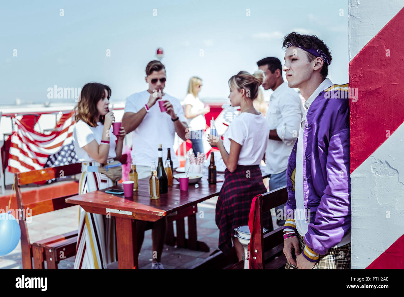 Negativo uomo felice di essere solo in parte Foto Stock