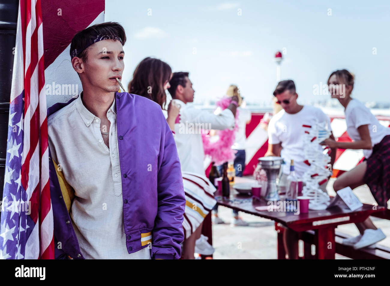 Frustrati giovane uomo che soffre cattiva abitudine da soli Foto Stock