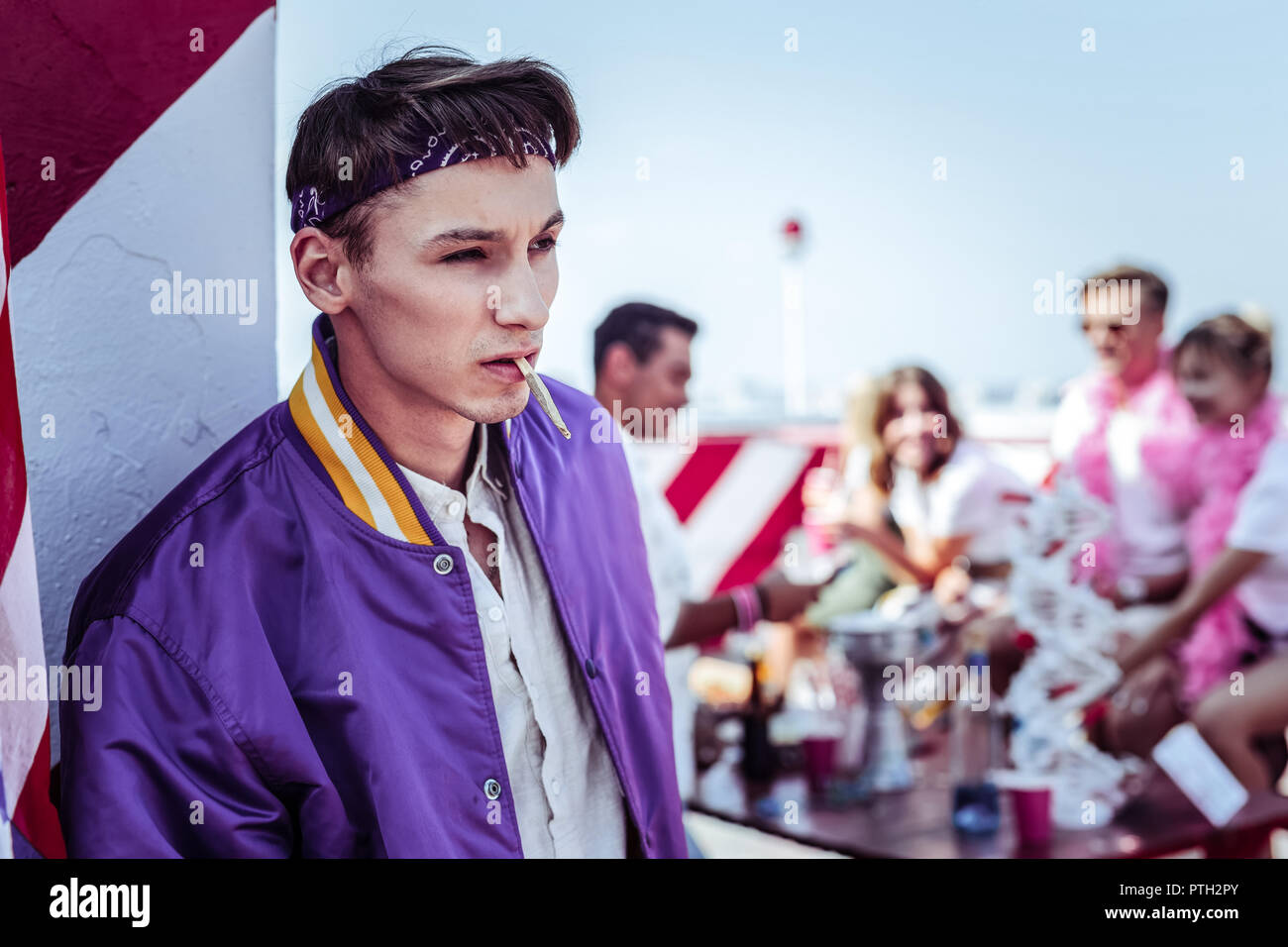 Grave hipster Sigaretta fumare nell'angolo Foto Stock