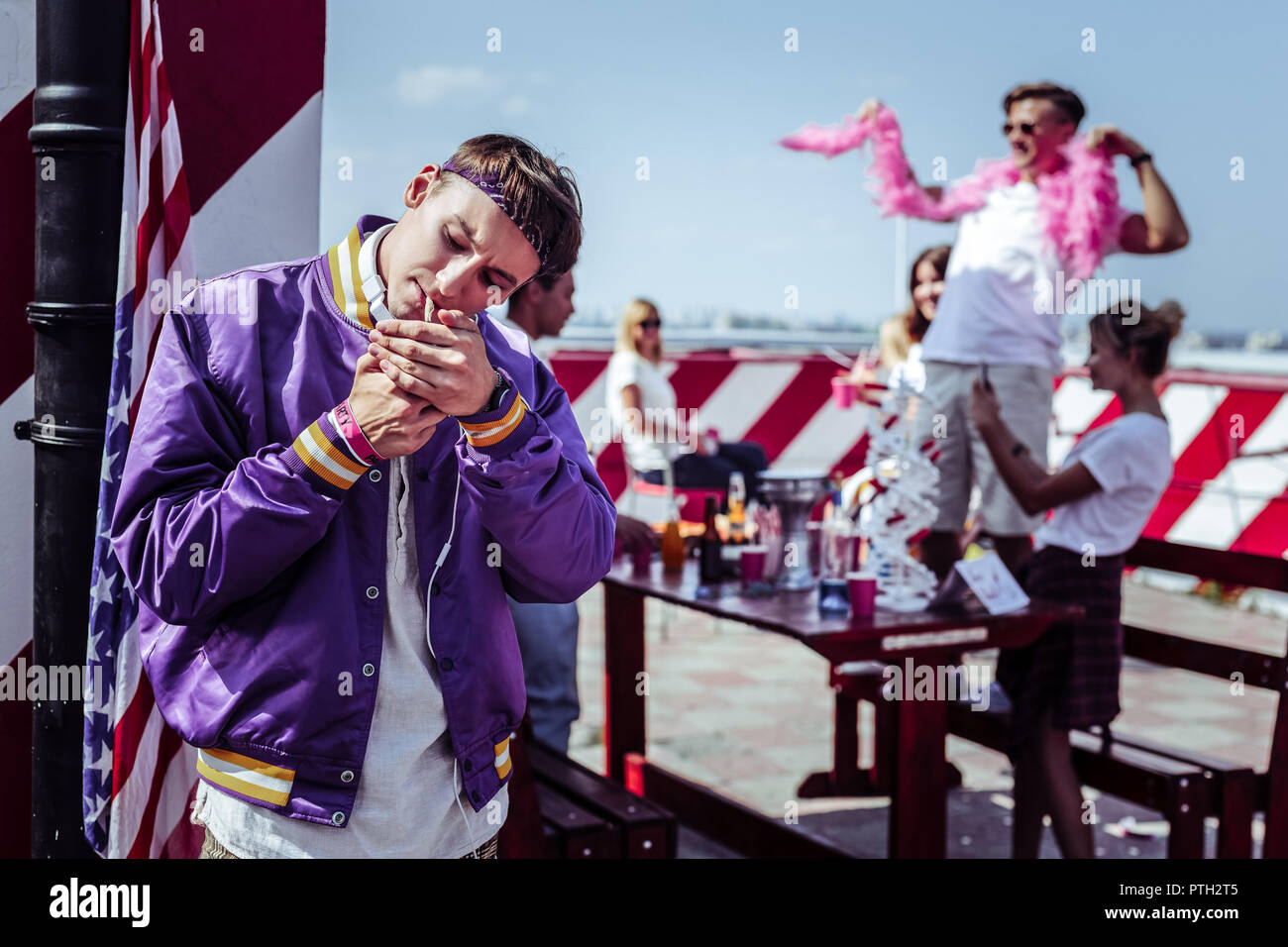 Attento studente piegando la testa mentre la sigaretta fumare Foto Stock