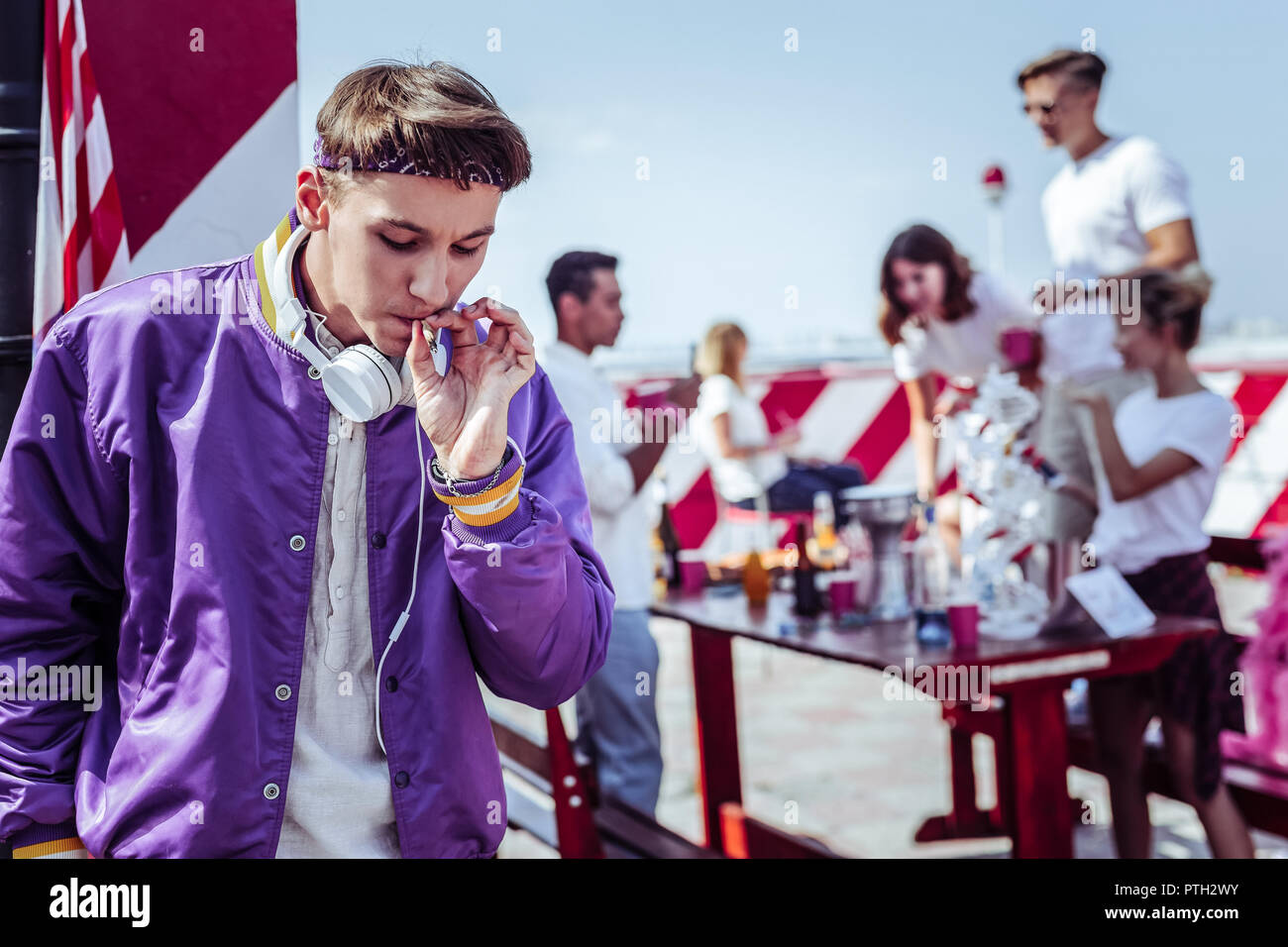Silhouette di felici le persone che avendo il resto Foto Stock