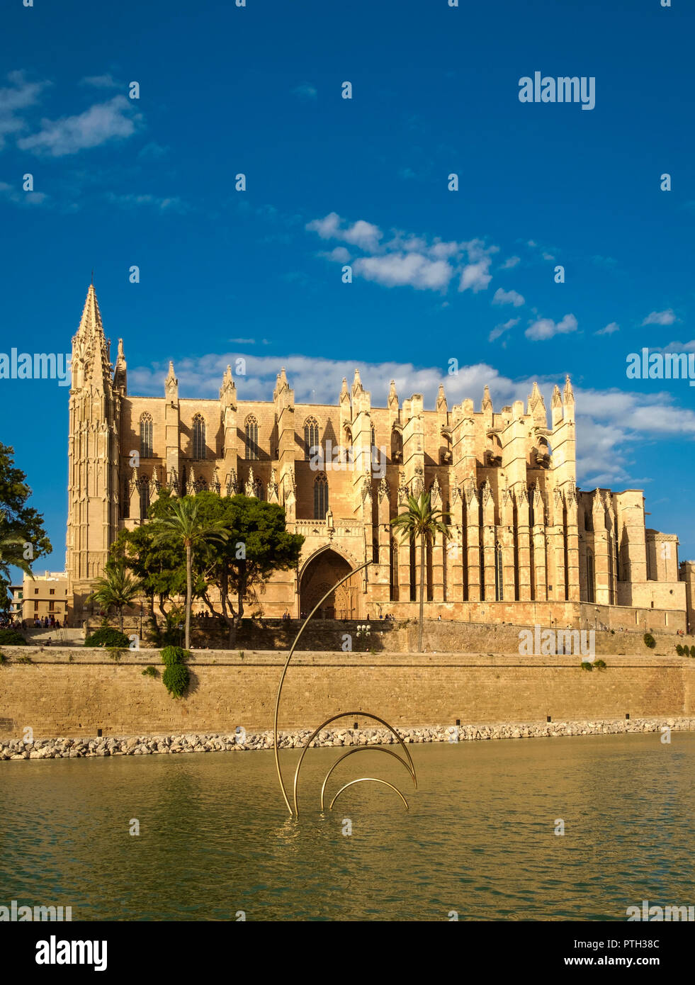 Una scultura astratta in acqua davanti alla Cattedrale di Santa Maria di Palma di Mallorca, Spagna Foto Stock