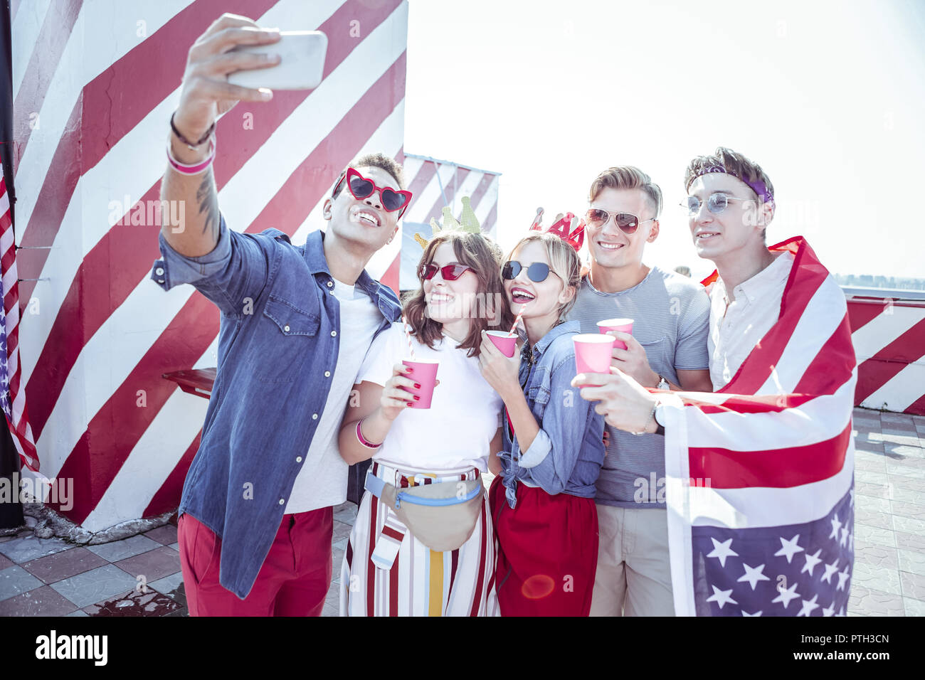 Bel giovane persona di sesso maschile che copre se stesso con bandiera Foto Stock