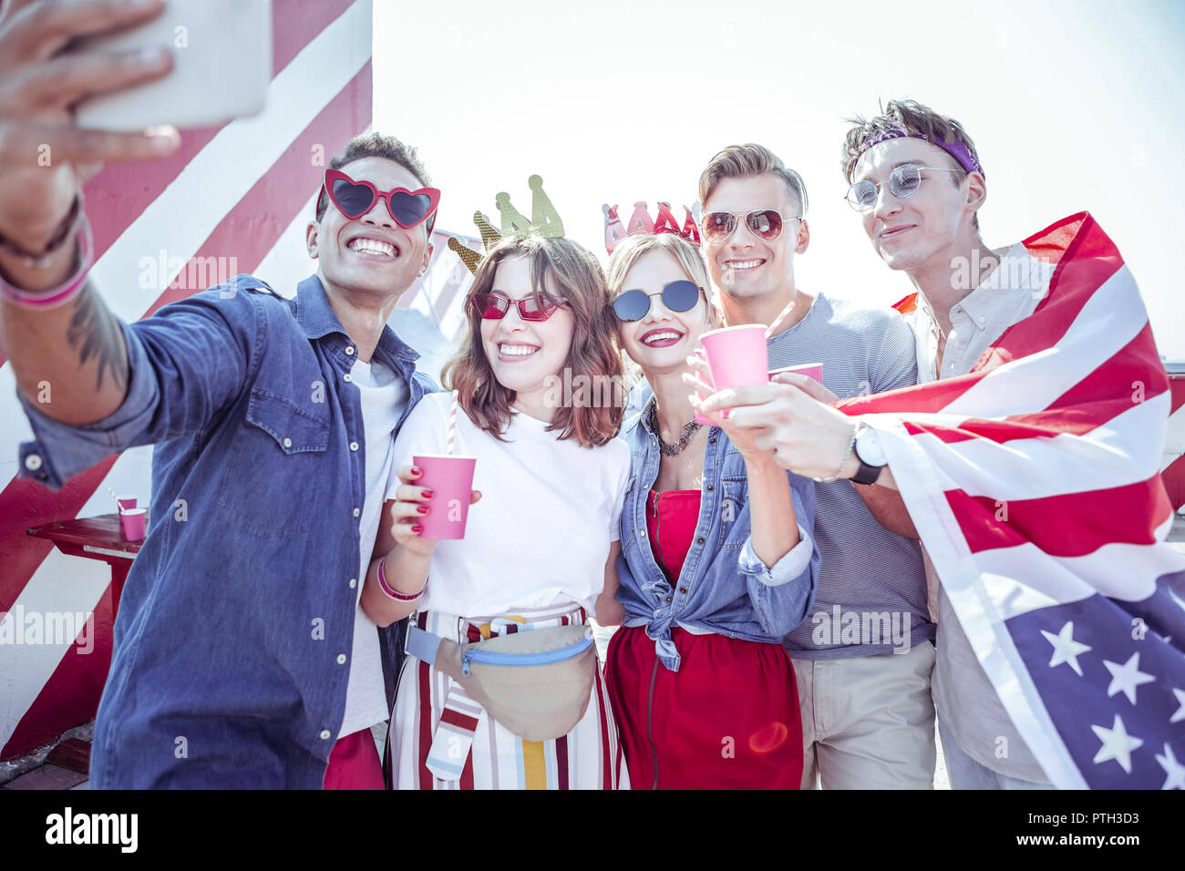 Positivo studente felice ponendo insieme sulla fotocamera Foto Stock