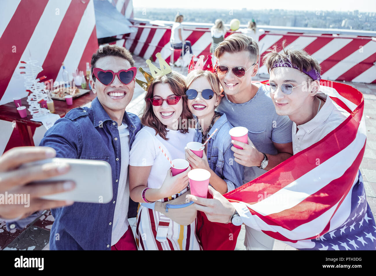 Gruppo allegro si accoppia guardando dritto in telecamera Foto Stock