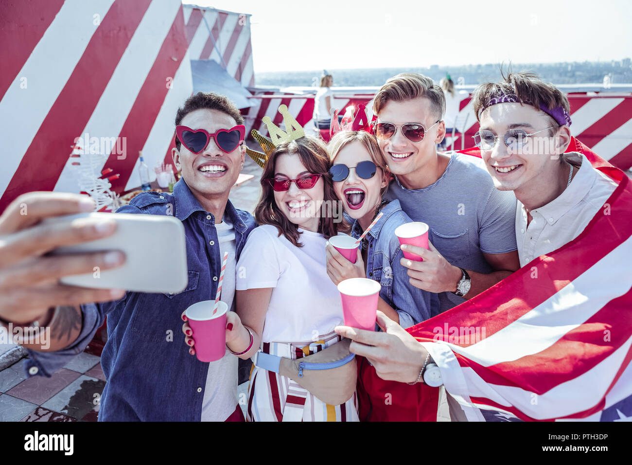 Gioiosa di carnagione scura studente facendo selfie foto sullo smartphone Foto Stock