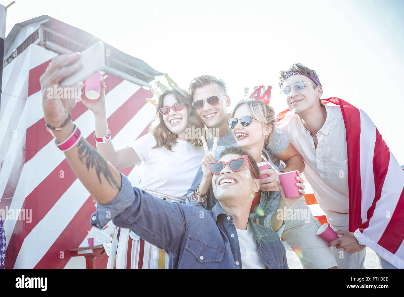 Positivo felici gli studenti aventi parte sul tetto Foto Stock