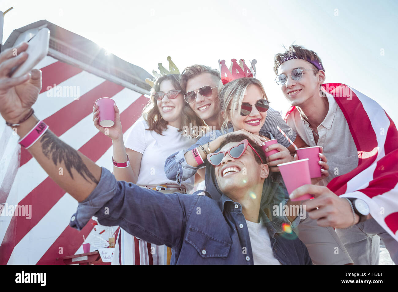 Uomo bello godersi la comunicazione con i suoi amici Foto Stock