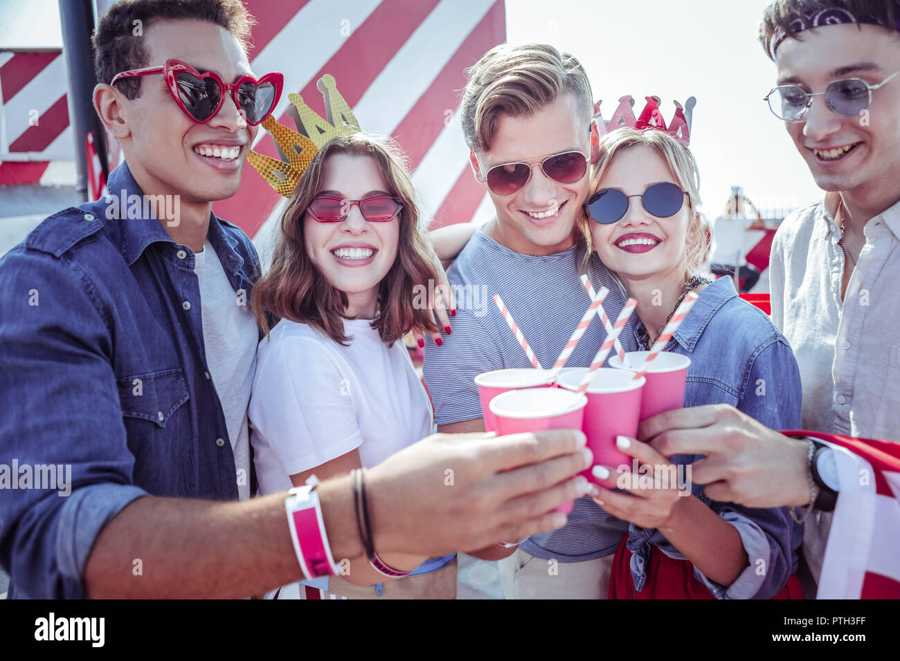 Incredibile persona femmina appoggiata al suo compagno di gruppo Foto Stock