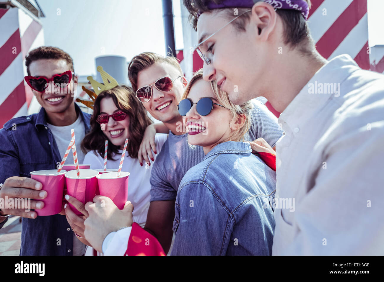 Positivo felici gli studenti aventi parte sul tetto Foto Stock