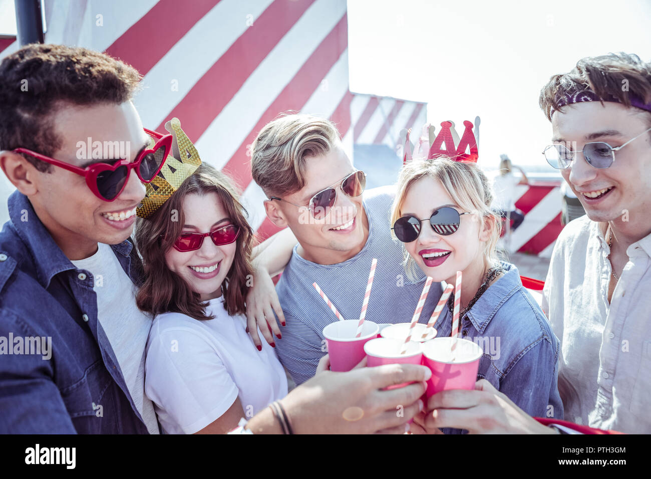 Tipo biondo uomo che guarda il suo amico con amore Foto Stock