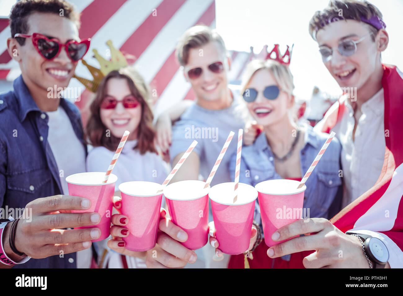 Incentrato sulla fotografia di mani che azienda bicchieri di carta Foto Stock