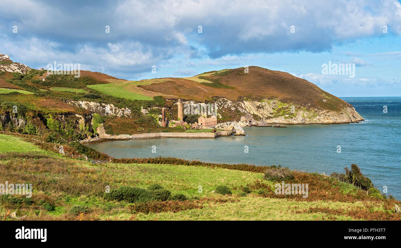 Vista guardando ad ovest attraverso Porth Wen bay che mostra le rovine degli abbandonati Porth Wen laterizi costa nord di Anglesey North Wales UK Ottobre 2888 Foto Stock