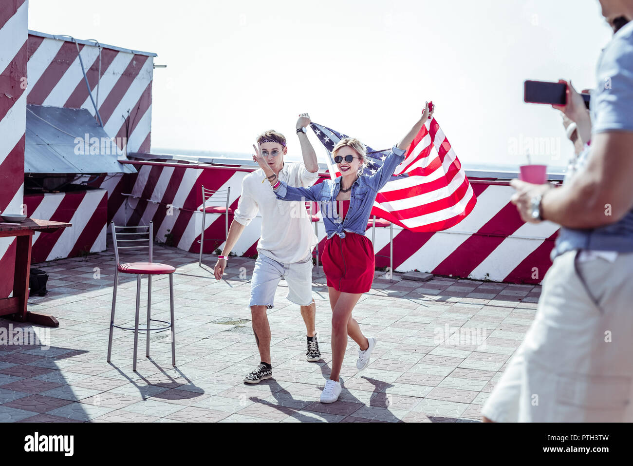 Bella persona di sesso femminile a dimostrazione dello stato americano bandiera Foto Stock