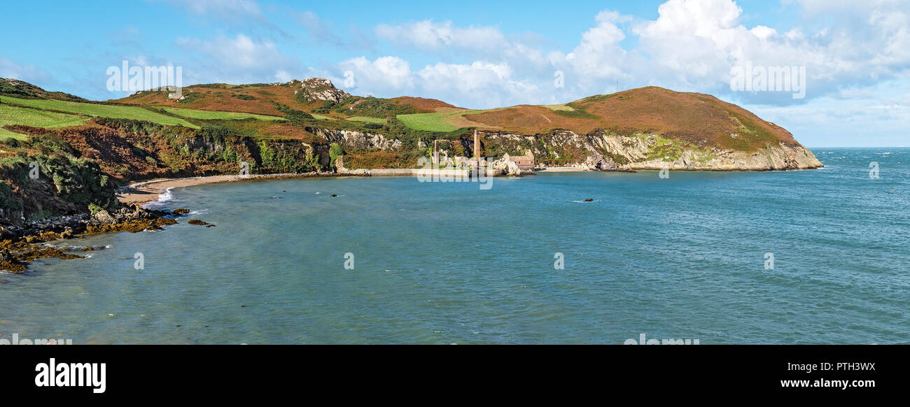 Vista guardando ad ovest attraverso Porth Wen bay che mostra le rovine degli abbandonati Porth Wen laterizi costa nord di Anglesey North Wales UK ottobre 293436 Foto Stock