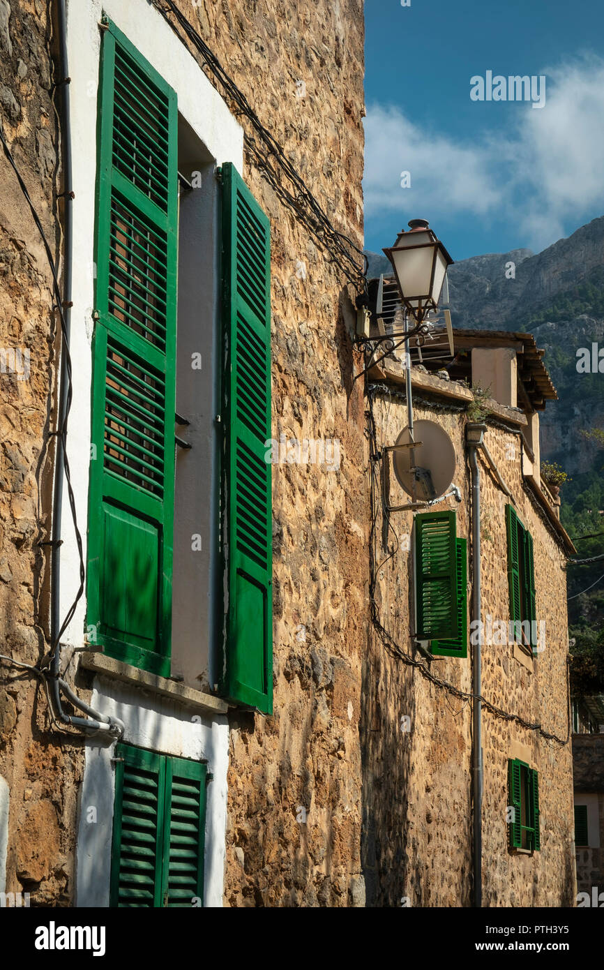 Tradizionale persiane verdi nel pittoresco villaggio di Deià, Mallorca, Spagna. Foto Stock