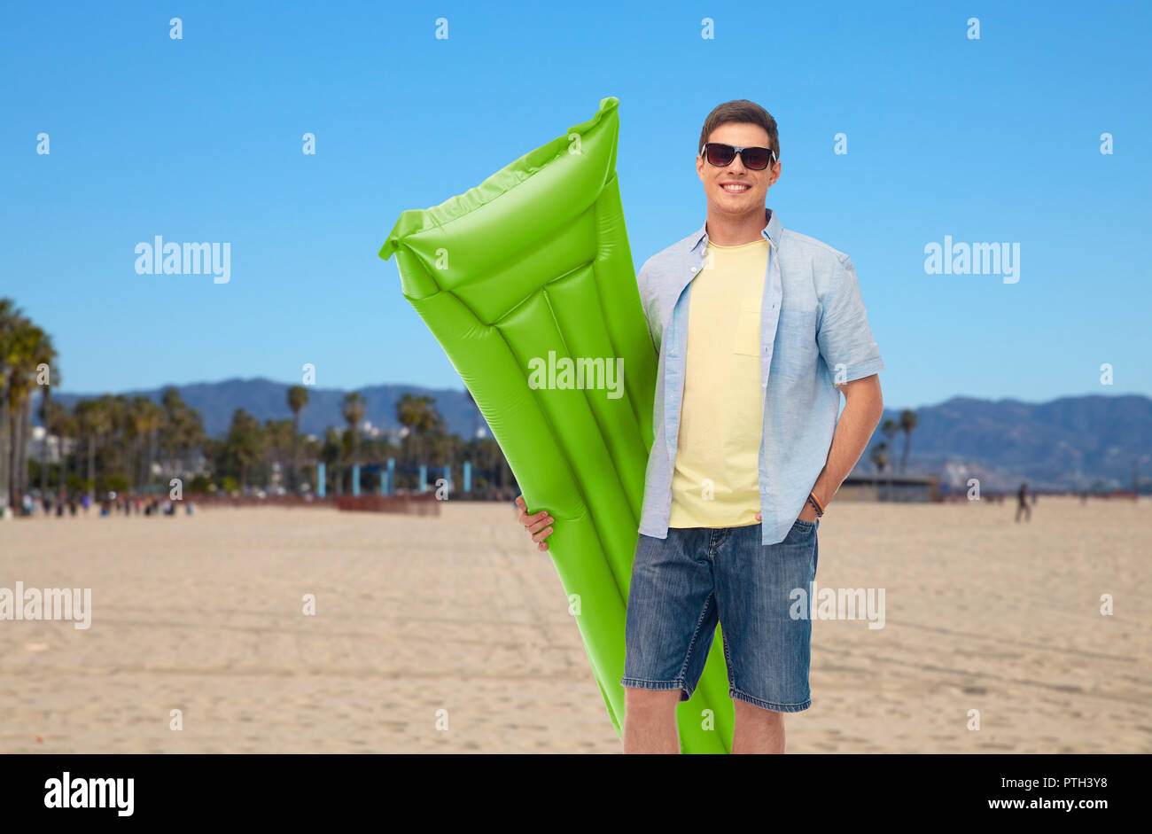 Uomo in piedi in piscina immagini e fotografie stock ad alta risoluzione -  Alamy