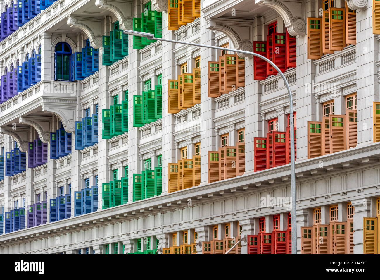 Vetri colorati e persiane del vecchio Hill Street Stazione di polizia, Singapore Foto Stock
