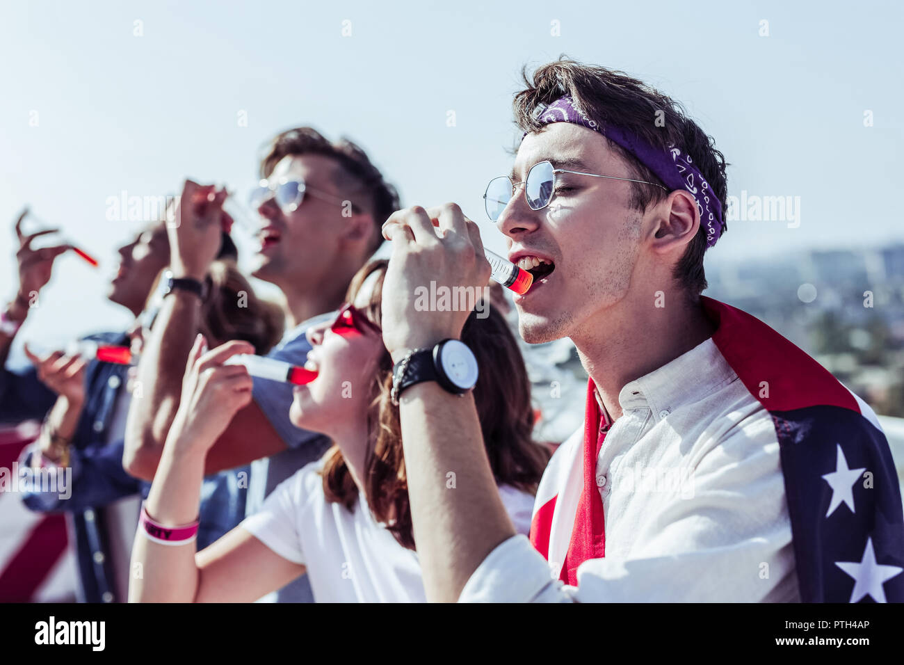 Grave brunette maschio aprendo la sua bocca ampiamente Foto Stock
