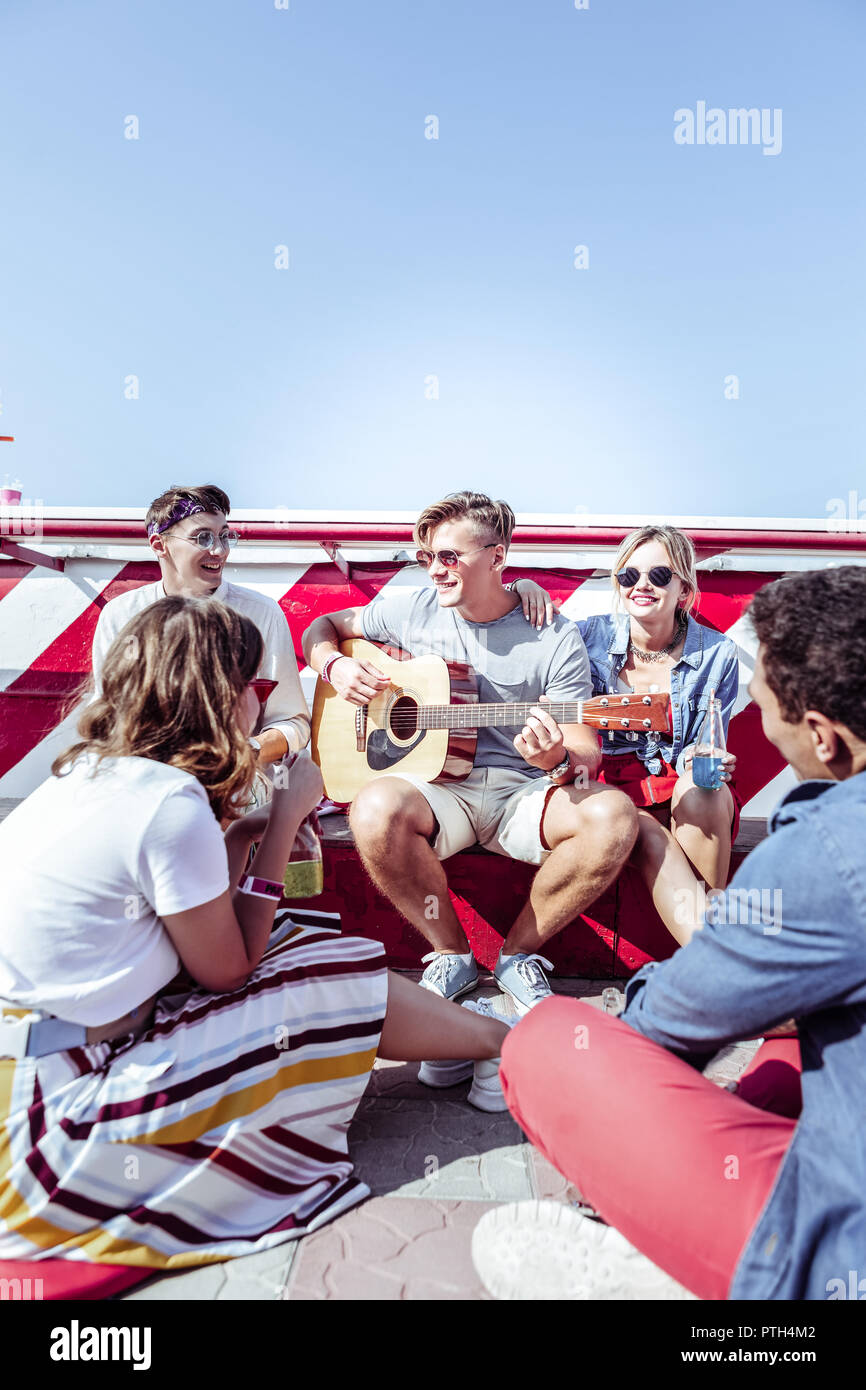 Gli studenti rilassato avente all'aperto Sala Concerto amichevole Foto Stock