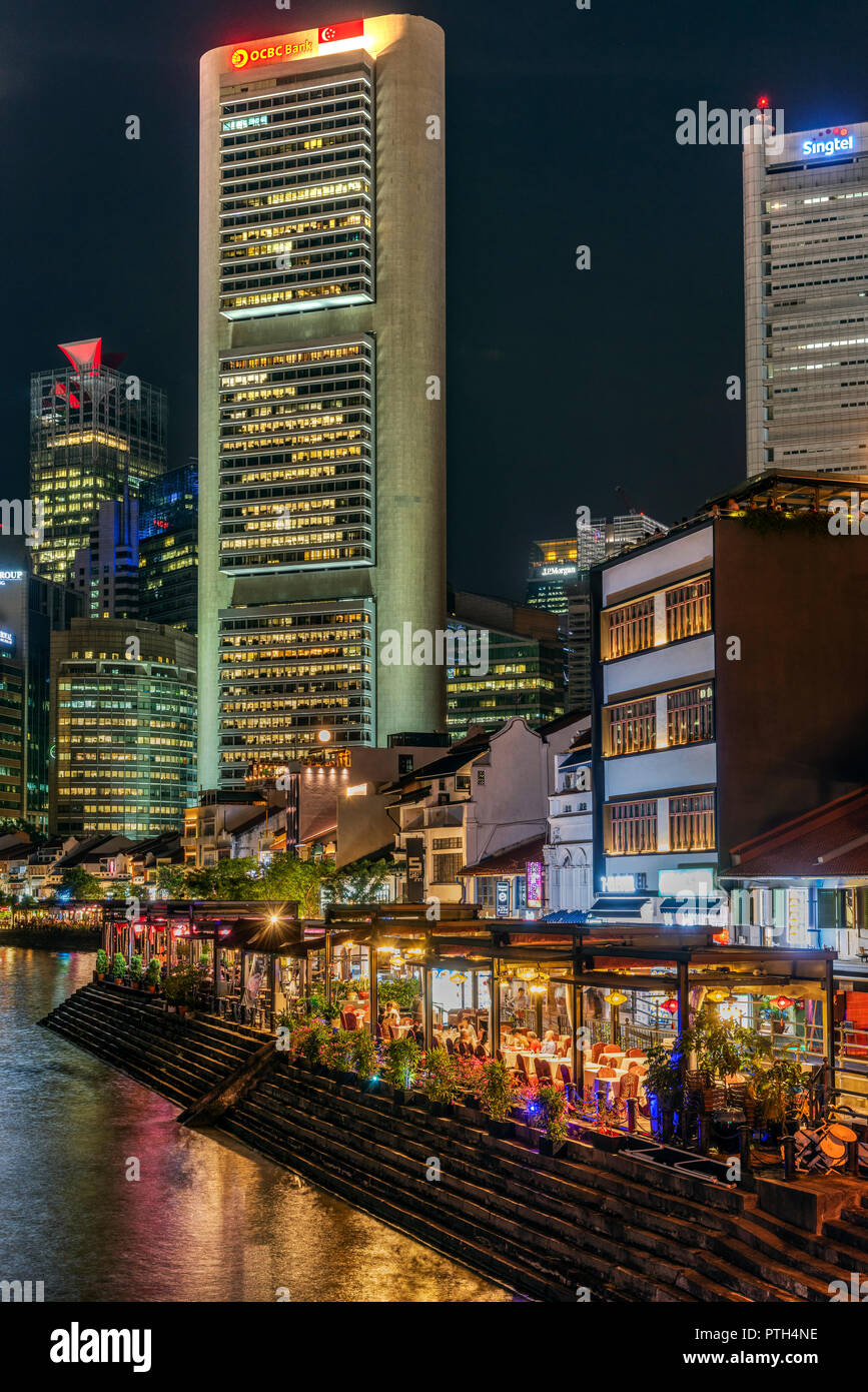 Il Fiume Singapore e dello skyline della città di notte, Singapore Foto Stock