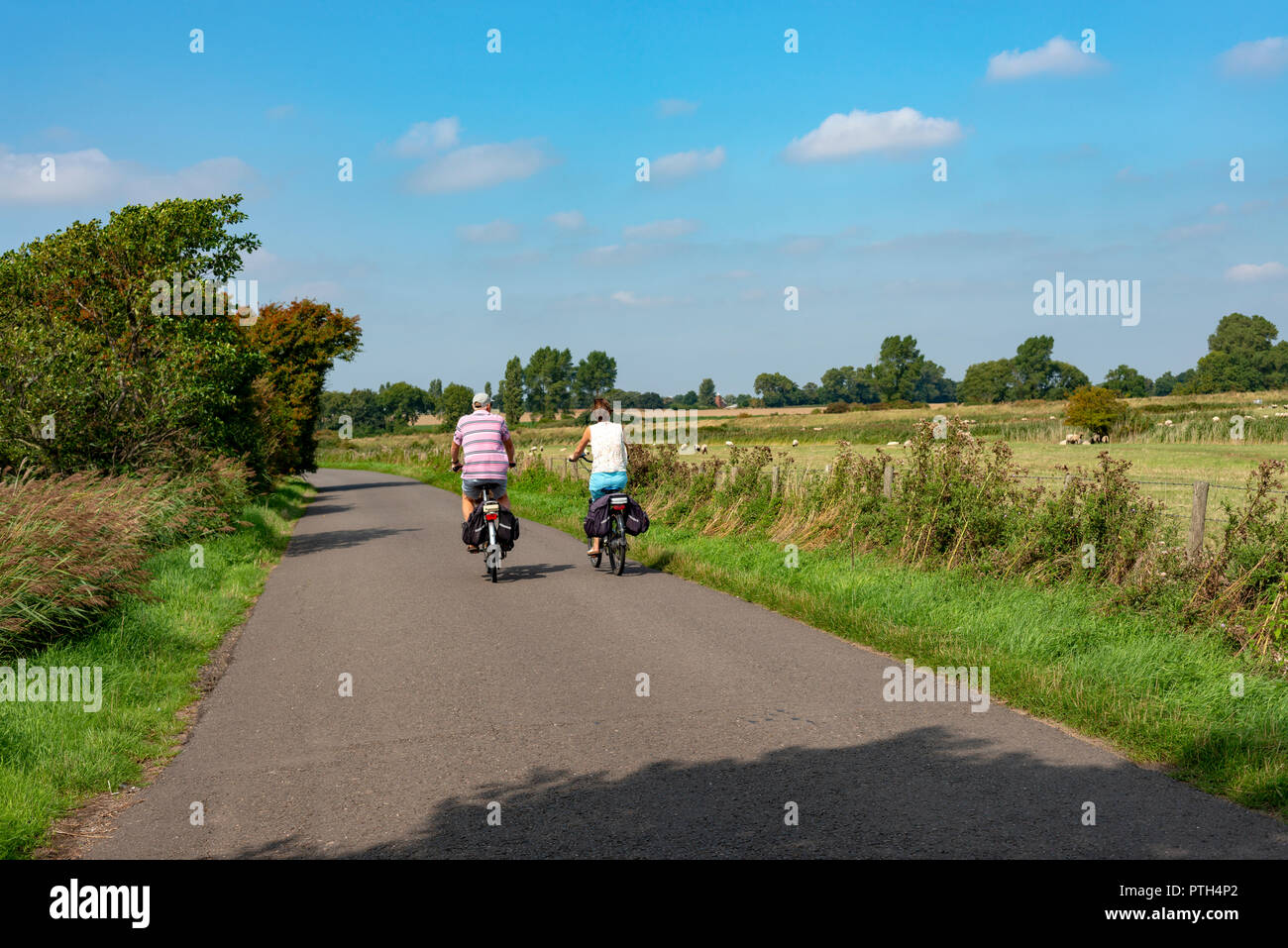 I ciclisti, strada di ciottoli, Suffolk, Regno Unito. Foto Stock