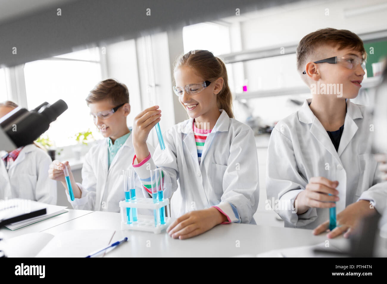 I bambini con provette che studia chimica a scuola Foto Stock