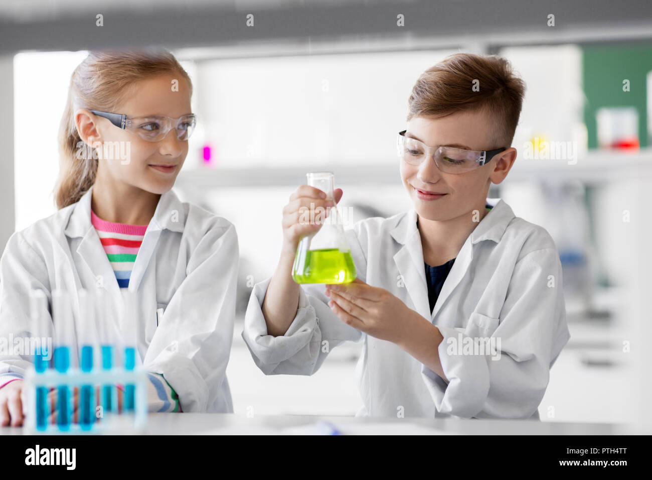 I bambini con provette che studia chimica a scuola Foto Stock