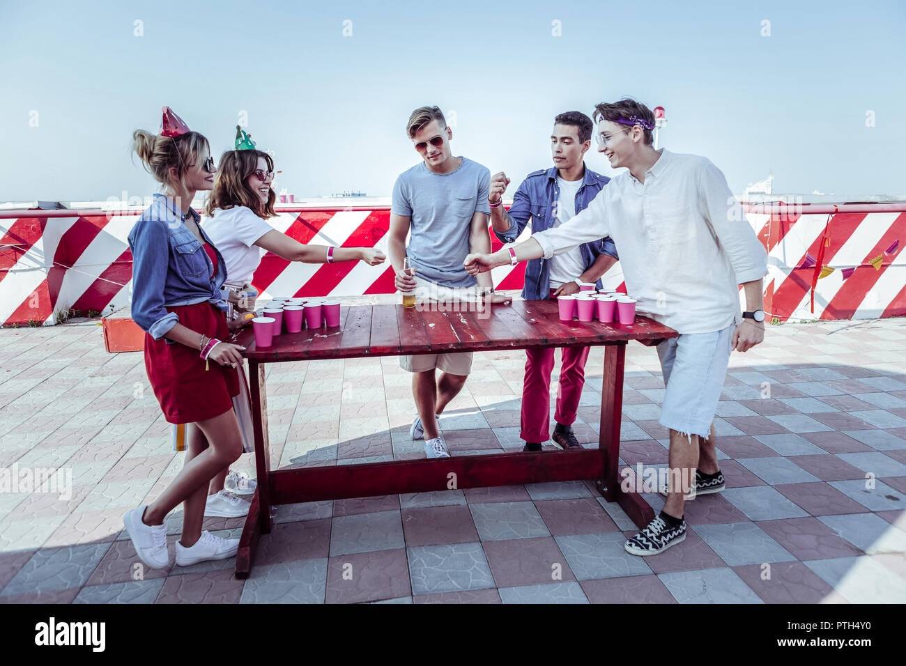 I giovani allegri a giocare giochi da tavolo insieme Foto Stock