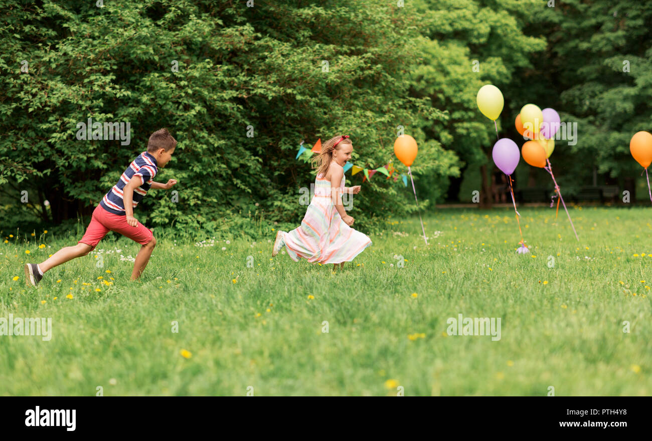 Contenti i bambini giocando Tag gioco a festa di compleanno Foto Stock