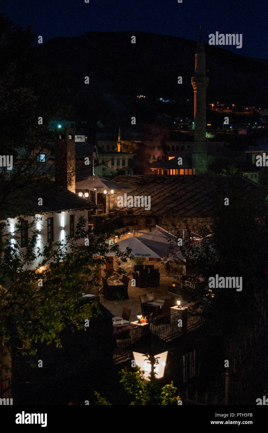 Bosnia: notte skyline di Mostar, la vecchia città denominata dopo il ponte i detentori (mostari) che in epoca medievale custodito il Stari Most (ponte vecchio) Foto Stock