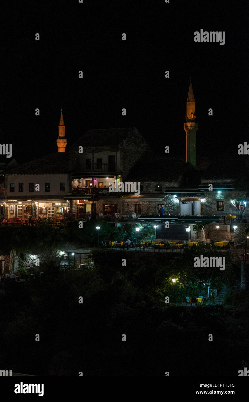 Bosnia: notte skyline di Mostar, la vecchia città denominata dopo il ponte i detentori (mostari) che in epoca medievale custodito il Stari Most (ponte vecchio) Foto Stock
