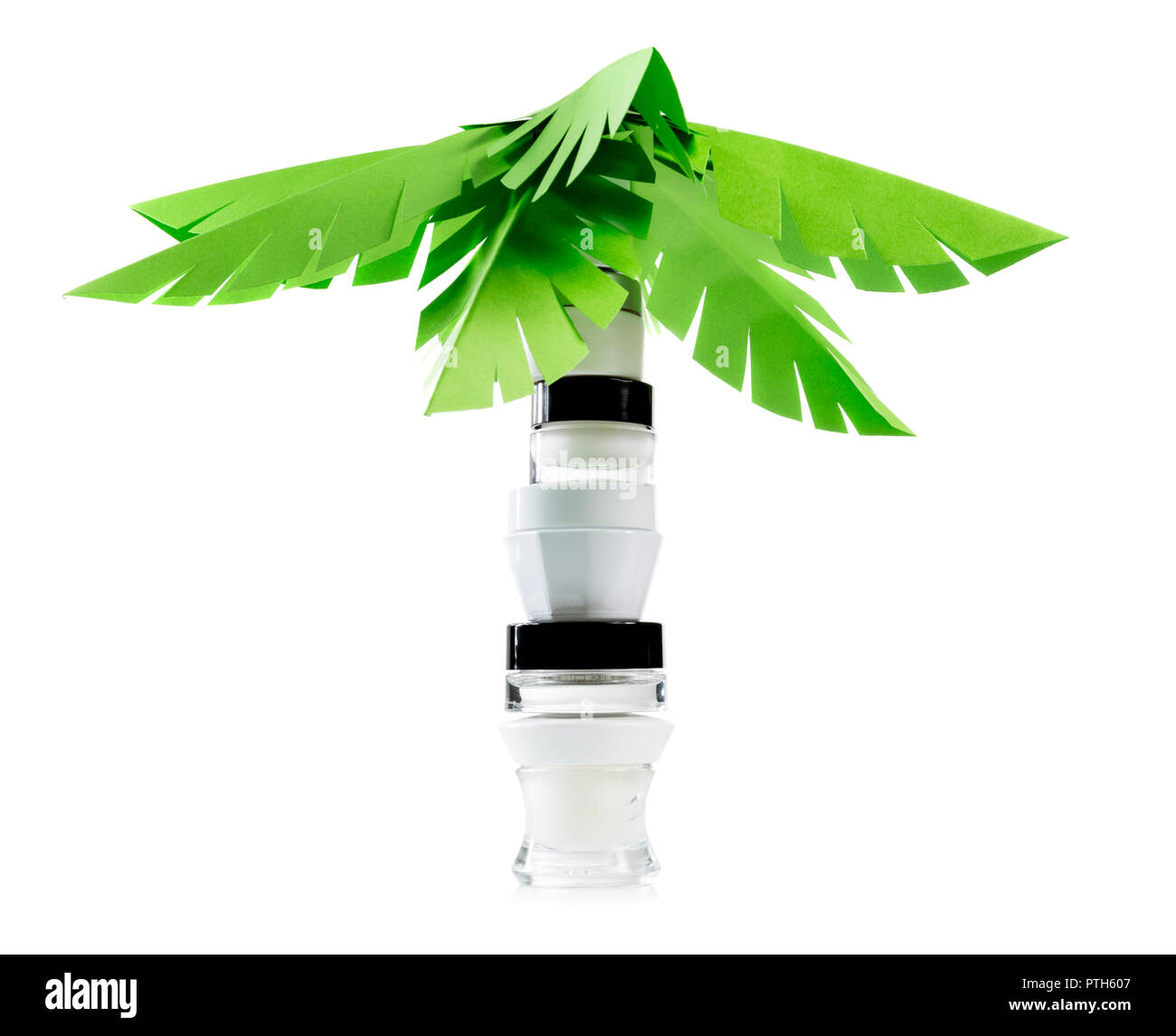 Vasi di idratante crema viso con protezione solare nella forma di un albero di palma con il Libro verde lascia Foto Stock