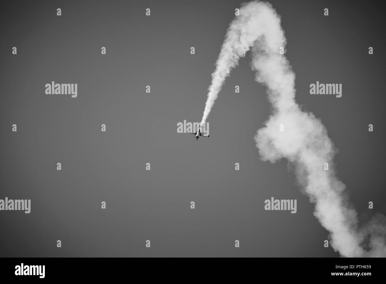 Piano Stunt flying overhead con vapore trail Foto Stock