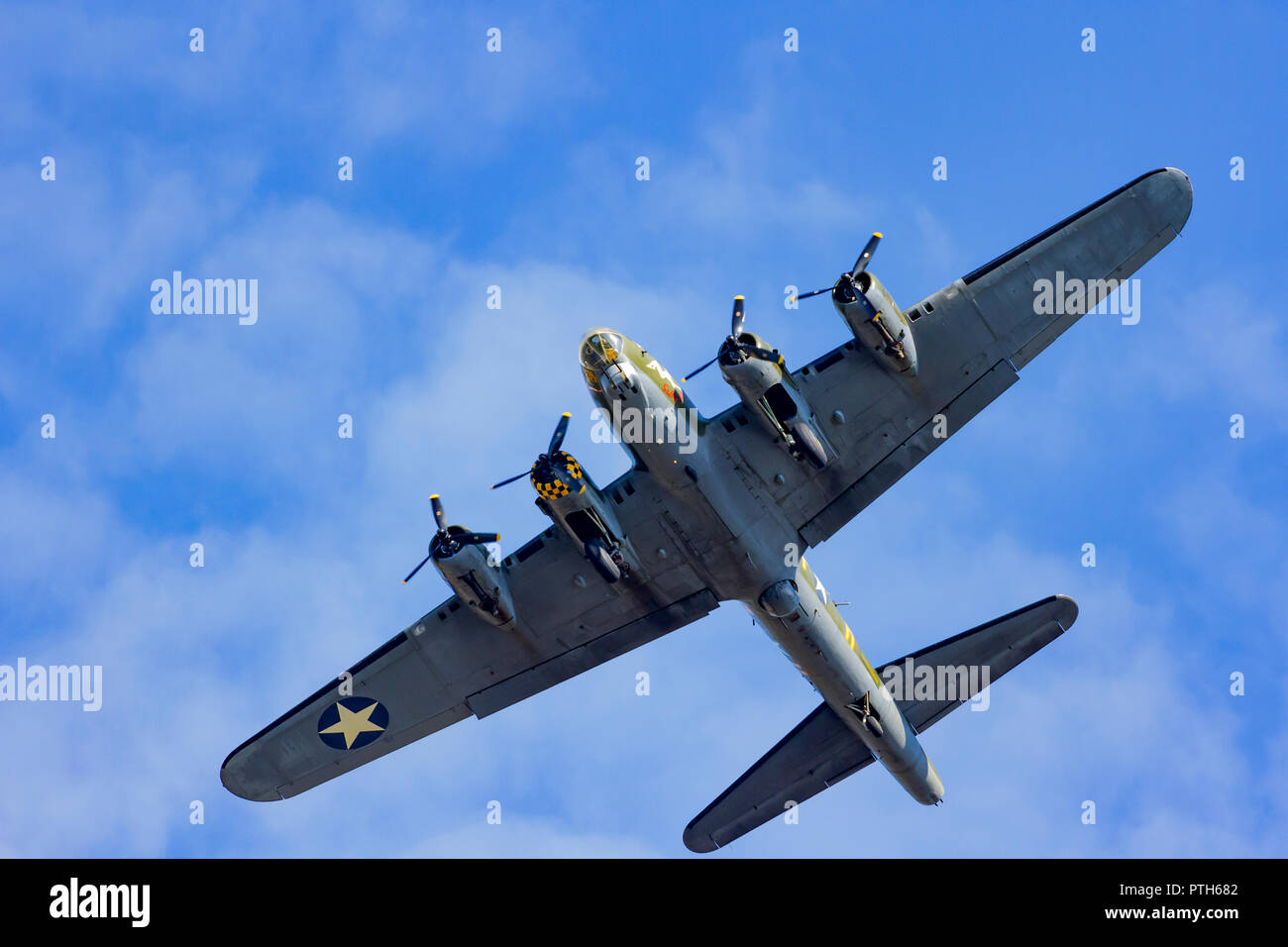 Sally B, B-17 Flying Fortress aereo di ritorno da un display al Bournemouth Air Festival 2018 Foto Stock