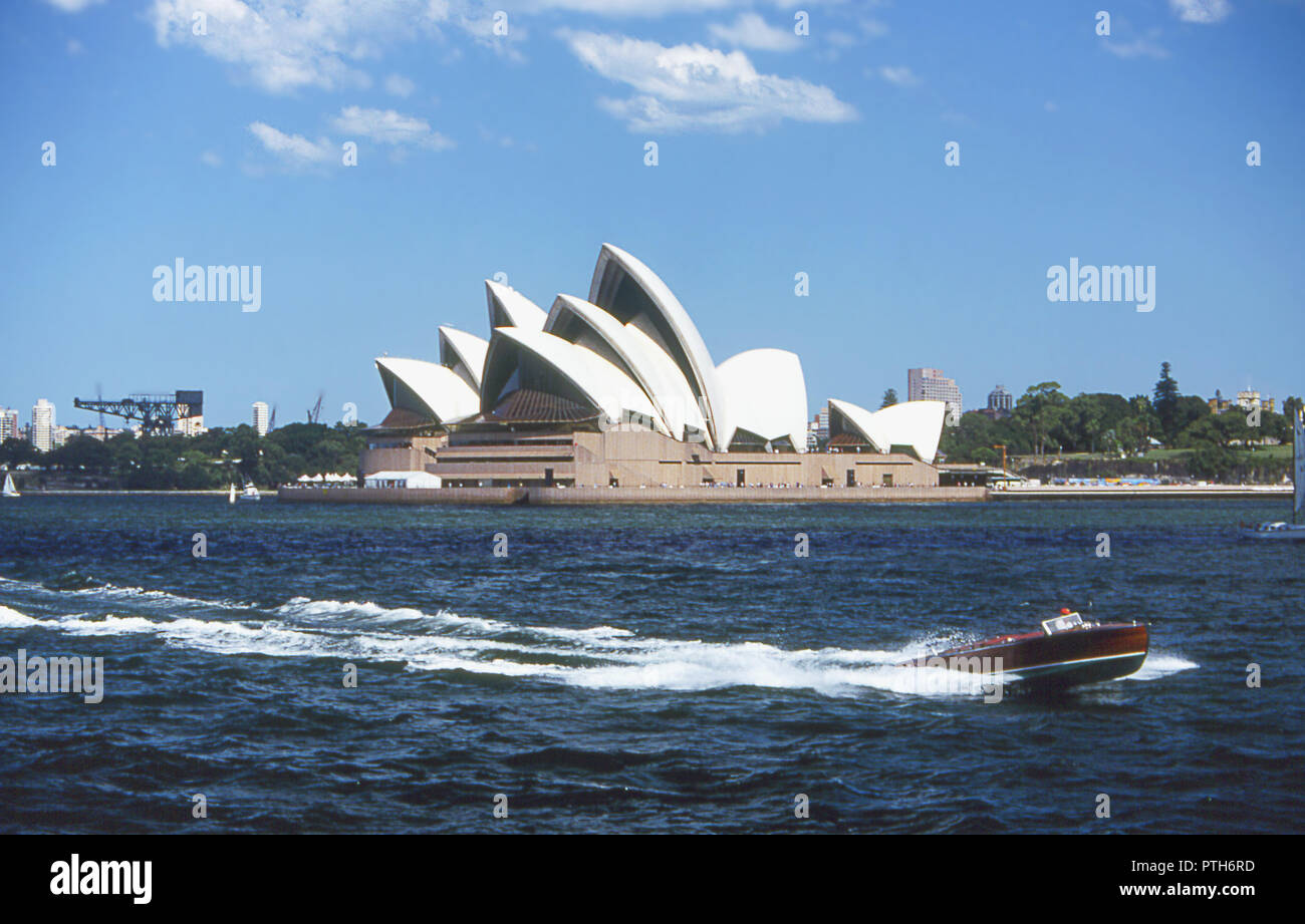 Sydney Opera House, Bennelong Point, da Balmain traghetto: Sydney, NSW, Australia Foto Stock